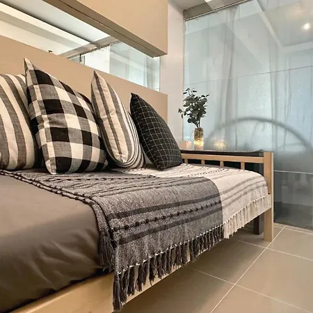 1Br Studio Unit In Moa With Balcony